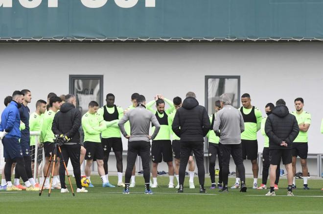 La charla de Manuel Pellegrini en la previa del entrenamiento (Foto: Kiko Hurtado).