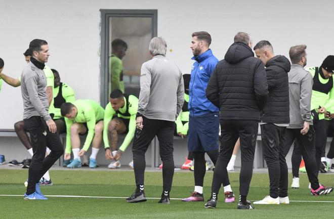 La charla de Manuel Pellegrini con Adrián San Miguel (Foto: Kiko Hurtado).