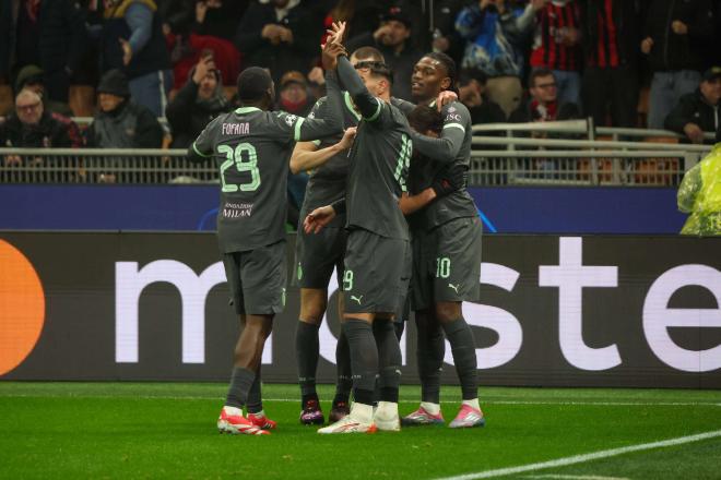 Los jugadores del Milan celebran el tanto de Rafael Leao (FOTO: Cordón Press).