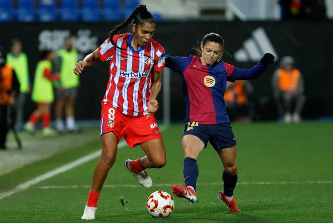 Gabriela García y Aitana Bonmatí, en una jugada del partido de la Supercopa (FOTO: EFE).