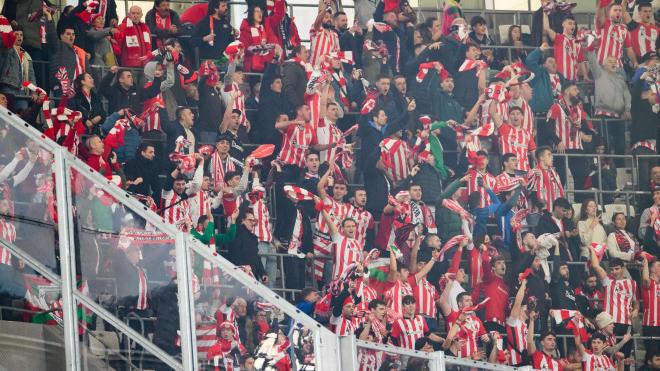 La afición zurigorri no bajó la guardia pese al disgusto ante el Besiktas JK en Estambul (Foto: Athletic Club).