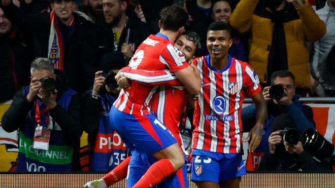 Ángel Correa y Julián Álvarez tras su gol ante el Leverkusen (Fuente: EFE)