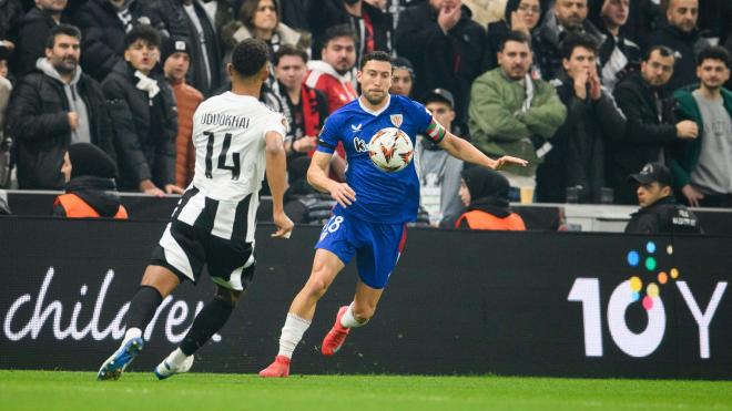 De Marcos ante el Besiktas en Estambul (Foto: Athletic Club).