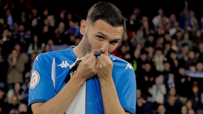 Lucas Pérez besando el escudo del Deportivo (LaLiga)