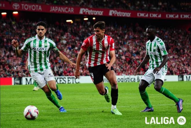 Javi Martón conduce el balón en el Athletic-Betis (Foto: LALIGA).