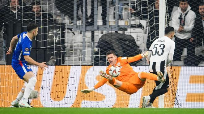 Vuelo de Julen Agirrezabala en el partido ante el Besiktas JK en Estambul (Foto: Athletic Club).