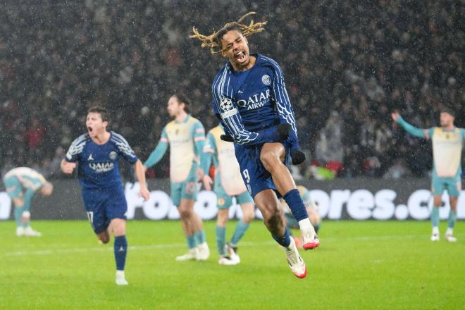 Barcola celebrando su gol en el PSG-Manchester City (Foto: Cordon Press).