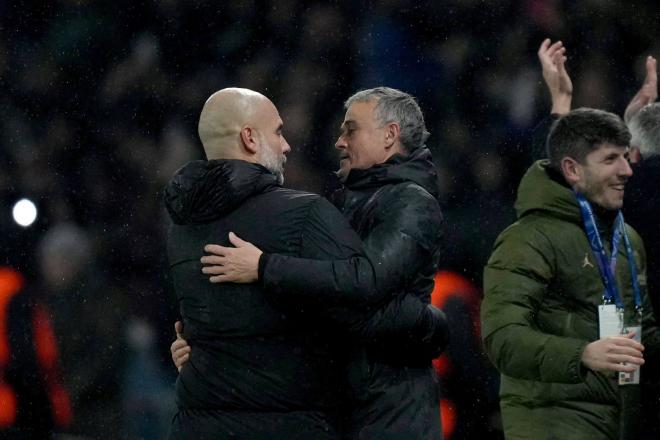 Guardiola y Luis Enrique se saludan en el PSG-Manchester City (Foto: Cordon Press).