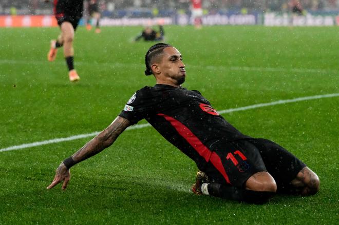 Raphinha celebra uno de sus goles en el Benfica-Barcelona (Foto: Cordon Press).