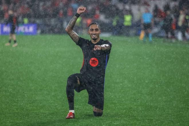 Raphinha celebra uno de sus goles en el Benfica-Barcelona (Foto: Cordon Press).