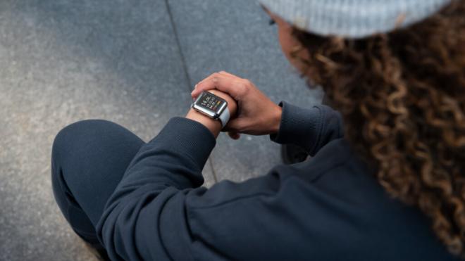 Joven consultando la información de su reloj inteligente (Foto: Freepik)