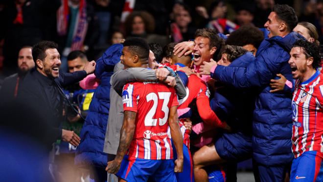 Simeone celebra un gol con sus jugadores ('X' @atleti)