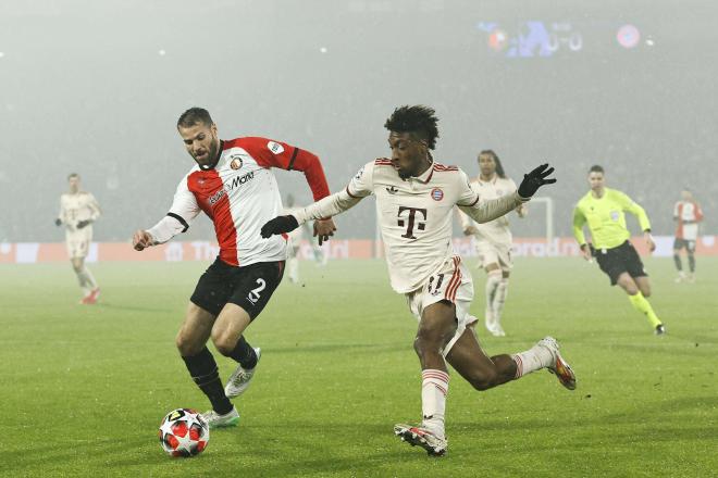 Coman peleando un balón en el Feyenoord-Bayern (Foto: Cordon Press).