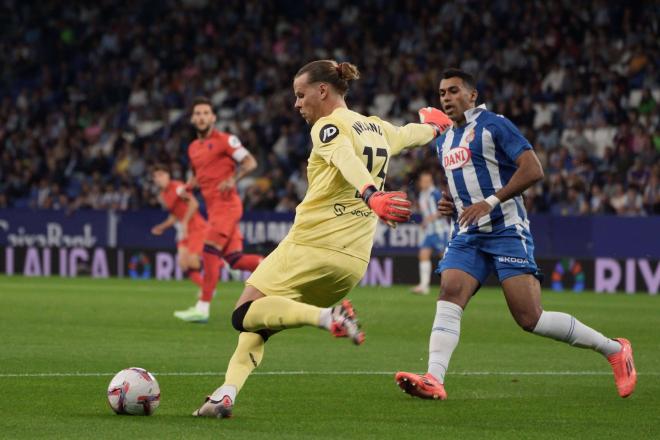 Orjan Nyland golpea la pelota (foto: Cordón Press).