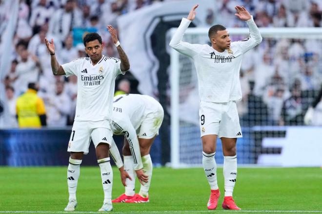 Mbappé y Rodrygo pidiendo al Bernabéu más apoyo (Cordon Press)