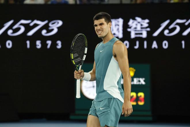 Carlos Alcaraz se lamenta ante Djokovic en el Open de Australia (Foto: Cordon Press).