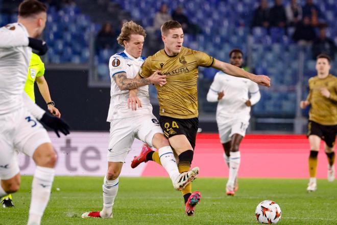 Luka Sucic conduce un balón en Roma (Foto: Cordon Press).