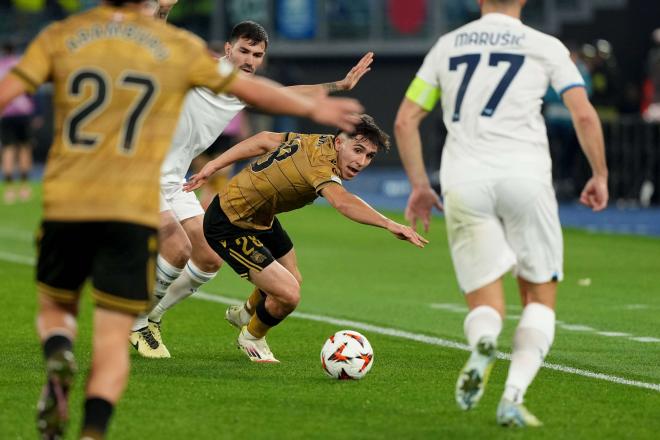 Pablo Marín regatea en el Lazio - Real Sociedad (Foto: CordonPress).