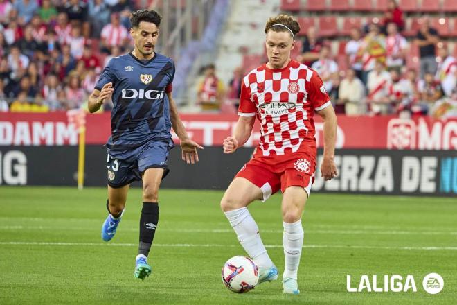 Óscar Valentín presiona a Víctor Tsygankov en el Girona - Rayo Vallecano (Foto: LALIGA).