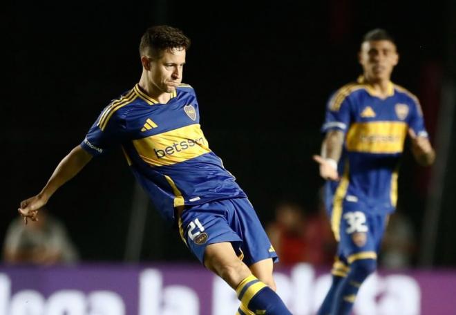 Ander Herrera da un pase con Boca Juniors en su debut (Foto: EFE).