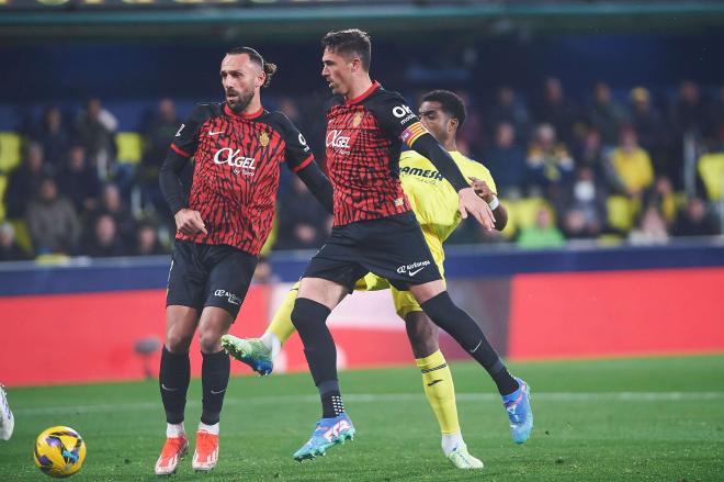 Antonio Raíllo y Vedat Muriqi, durante el Villarreal-Mallorca (Foto: Cordon Press).