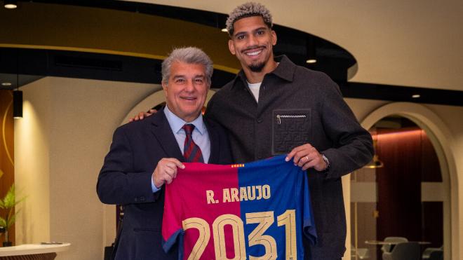 Laporta y Araújo posan con la camiseta del FC Barcelona ('X' @fcbarcelona_es)