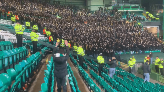 El pequeño Joshua celebra con los aficionados del Young Boys en Celtic Park.