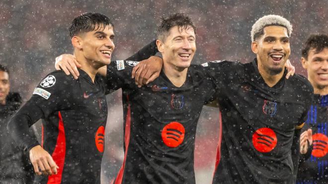 Gerard Martín, Lewandowski y Araújo celebran el triunfo frente al Benfica (Cordon Press)