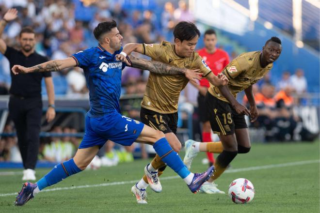 Take Kubo y Diego Rico peleando un balón en el Getafe-Real Sociedad (Foto: Cordon Press).