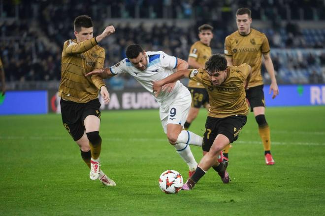 Jon Aramburu e Igor Zubeldia presionan a Pedro Rodríguez en el Lazio - Real Sociedad (Foto: Cordon