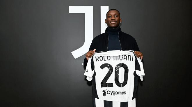 Kolo Muani posando con la camiseta de la Juventus (Foto: Juve).