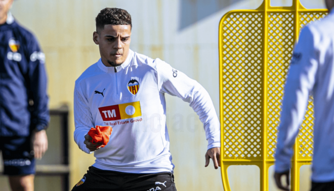 Max Aarons en un día en el que Sadiq y Barrenechea no estuvieron en el entrenamiento