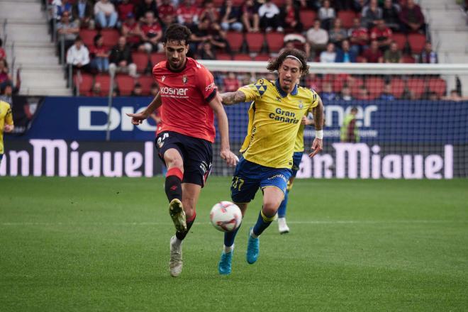 Fabio Silva y Catena peleando un balón en el Osasuna-Las Palmas (Foto: Cordon Press).