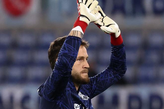 Alex Remiro calienta en el Olímpico de Roma ante la Lazio (Foto: Real Sociedad).
