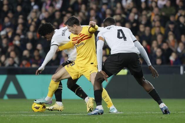 Robert Lewandowski ante el Valencia CF