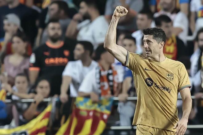 Robert Lewandowski celebra un gol en Mestalla