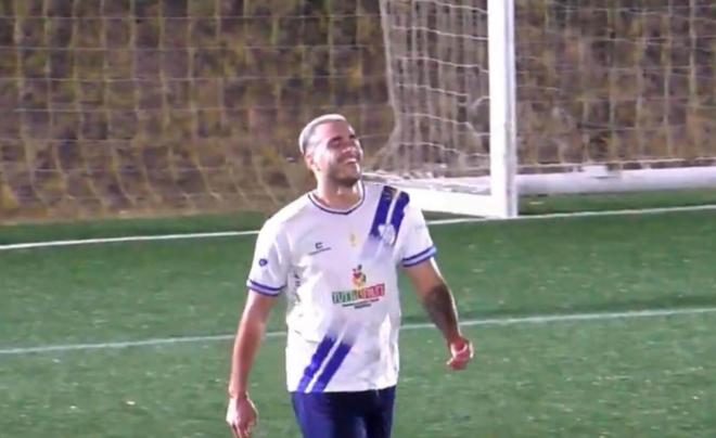 Maxi Gómez, jugando un partido de barrio.