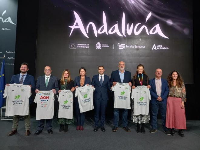 Posado de los responsables y asistentes a la presentación del evento a la Sala Andalucía de FITUR.