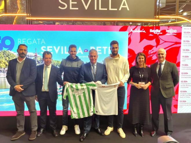 El Alcalde de Sevilla José Luis Sanz posa con las camisetas y remeros de la regata Sevilla-Betis en FITUR.