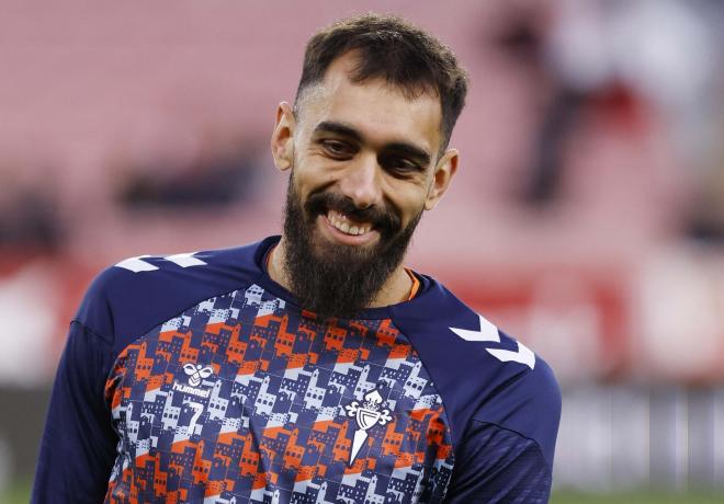 Borja Iglesias calienta sonriente con el Celta de Vigo (Foto: LALIGA).