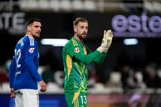 Aarón Escandell aplaude durante el Cartagena-Real Oviedo (Foto: LALIGA).