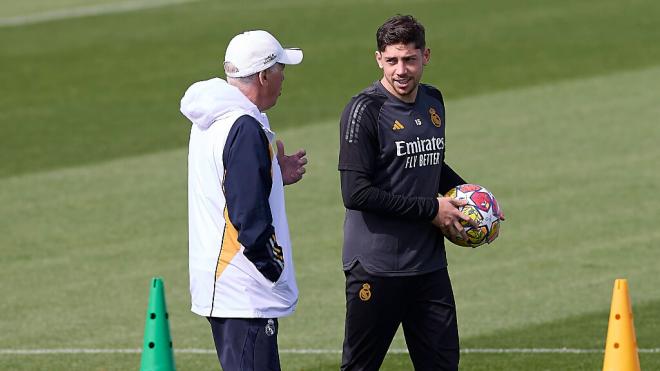 Carlo Ancelotti y Fede Valverde en un entrenamiento del Real Madrid (Fuente: Cordon Press)