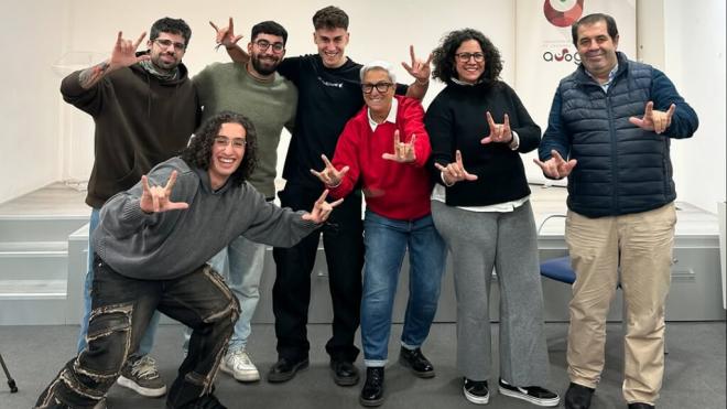 Julio y Luís junto con algunos miembros de la Asociación de Sordos de Granada (Foto: @amodonuestro)