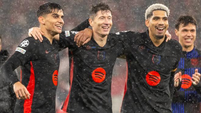 Gerard Martín celebrando junto a Araujo y Lewandowski (Cordon Press)