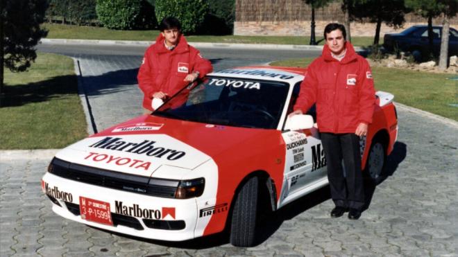 Carlos Sainz y Luis Moya, junto al Toyota Célica con el que obtuvieron títulos.