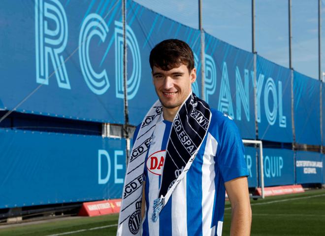 Urko González posando como nuevo jugador del Espanyol (Foto: RCDE).