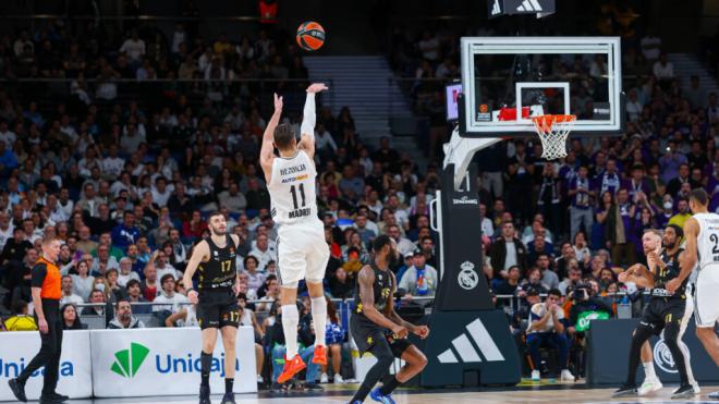 El triple de Hezonja en el último segundo (Fuente: Cordon Press)