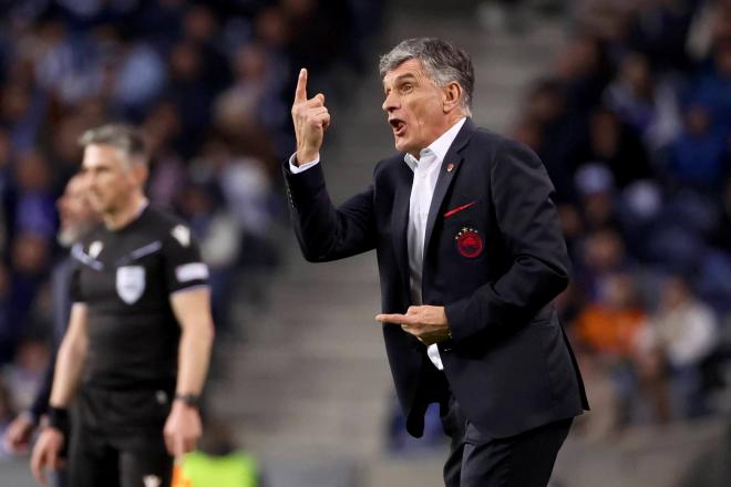 José Luis Mendilibar da instrucciones en el Oporto-Olympiacos (Foto: Cordon Press).