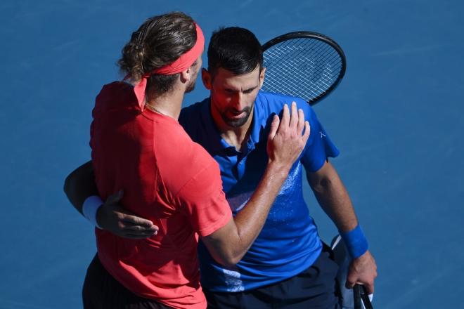 Novak Djokovic saluda a Alexander Zverev tras retirarse en el Open de Australia (Foto: EFE).