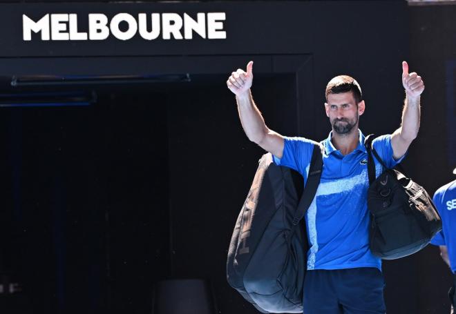 Novak Djokovic saluda tras retirarse en el Open de Australia (Foto: EFE).